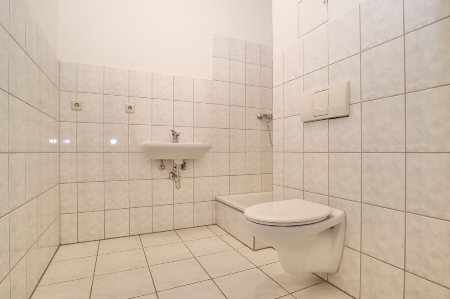 Loggia • Wanne und Dusche • Einbauküche • 7-Zimmer Wohnung in Chemnitz • Kappel • jetzt anrufen