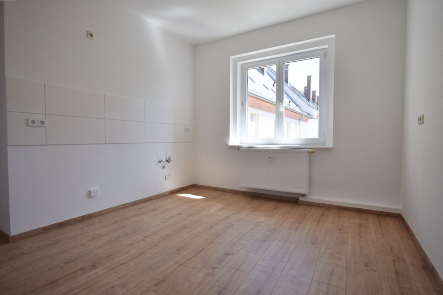 1-Raum Apartment • Laminat • Tageslichtbad mit Dusche • Stellplatz • Kaßberg • Anschauen & Mieten