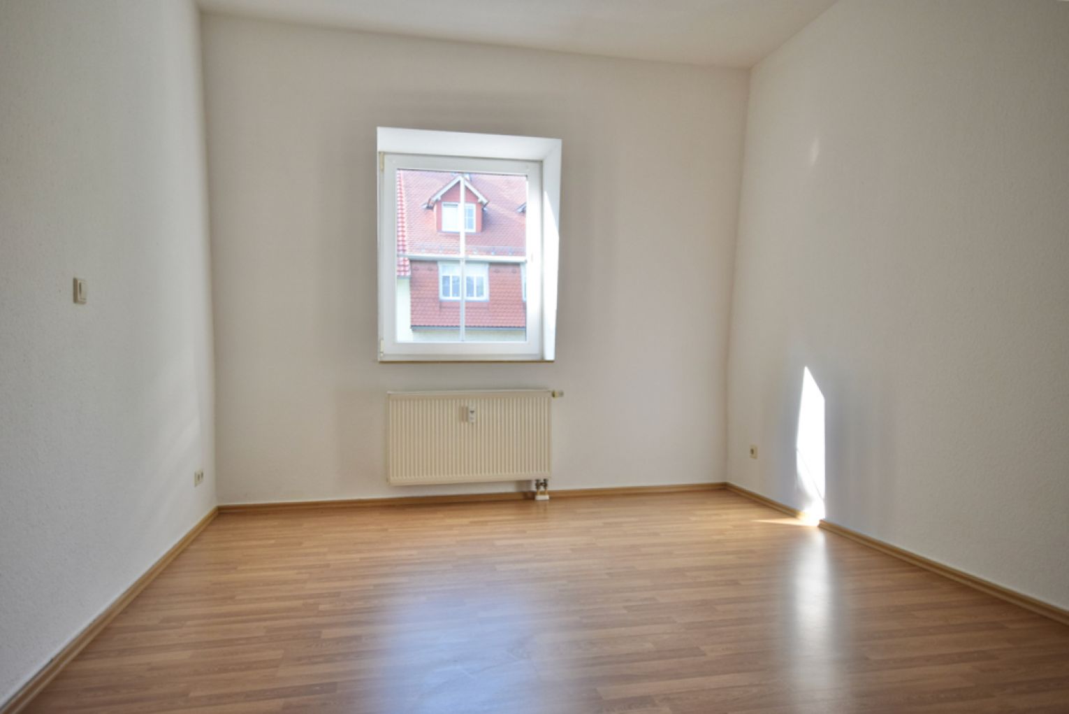 großes Wohnzimmer • Bad mit Fenster & Wanne • Stellplatz • Sonnenbalkon • ruhige Lage • Anschauen?