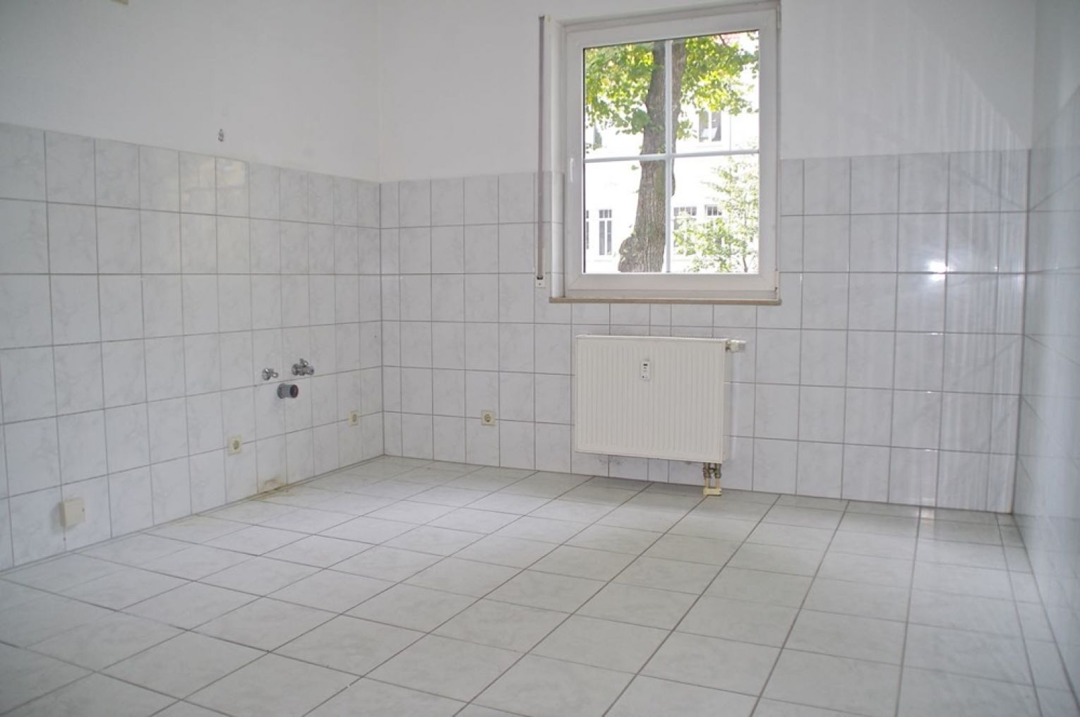 Balkon • 2 Zimmer • Bad mit Fenster • Wanne • Stellplatz • modernes Laminat • ruhige Lage • MIETEN!?