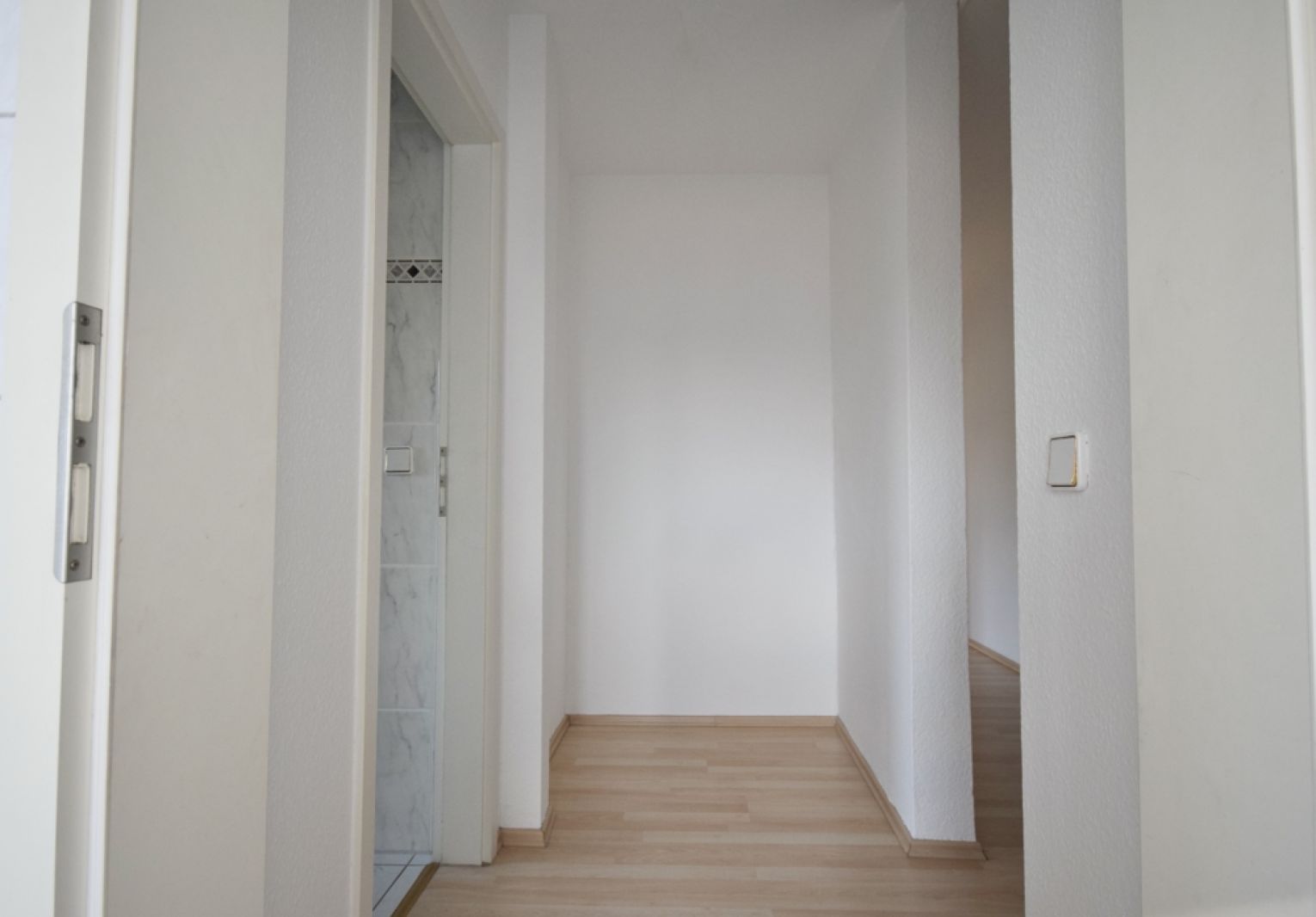 Wintergarten • Südbalkon • Tageslichtbad • Laminat • 2,5-Zimmer • großer Dachboden