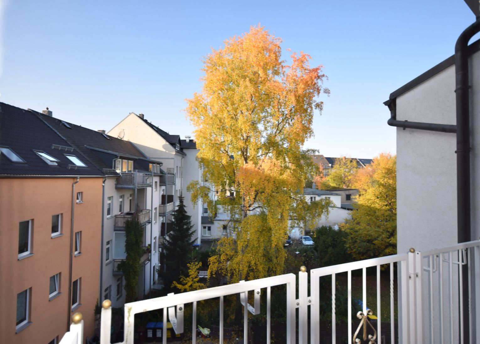 Dachgeschoßwohnung • 3 Zimmer • Balkon • Einbauküche optional • Bad mit Wanne • Laminat • Termin !?