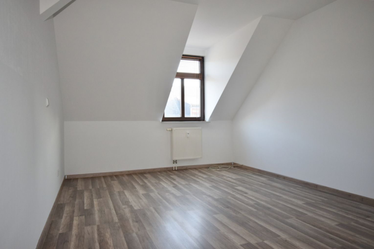 Dachgeschoss • 3-Zimmer • Einbauküche • Balkon • Abstellraum • Laminat • Bad mit Wanne • ANSCHAUEN !