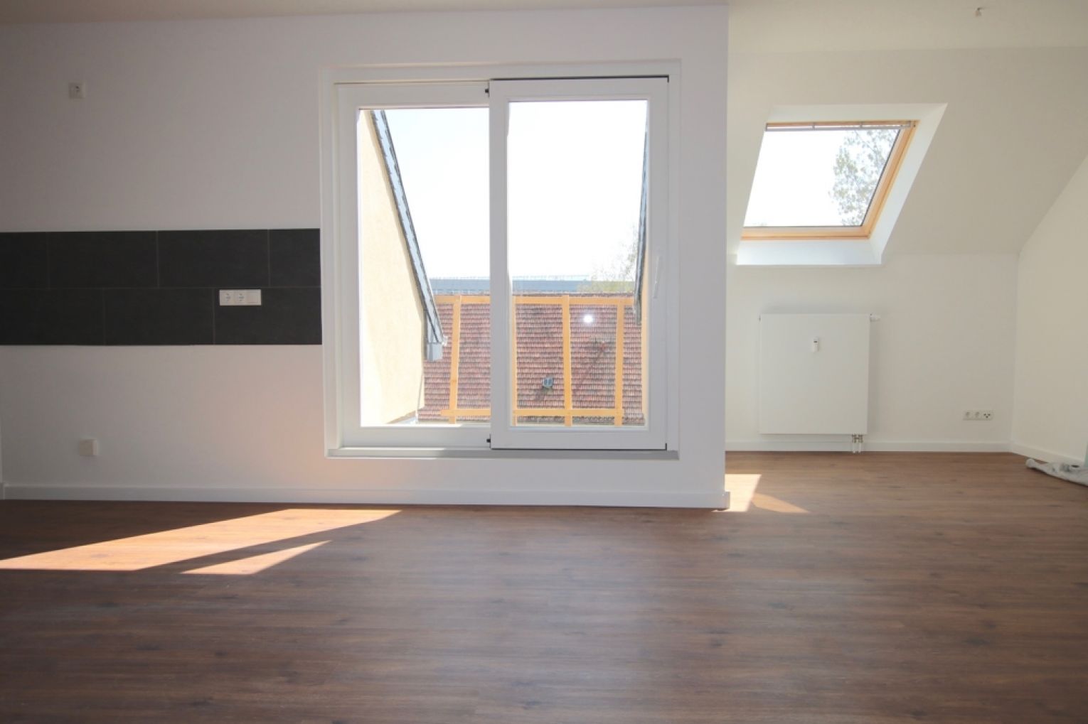 4 Zimmer • Dachterrasse • 2 Bäder • .Wanne & Dusche • Laminat • Maisonette • TOP-Auststattung