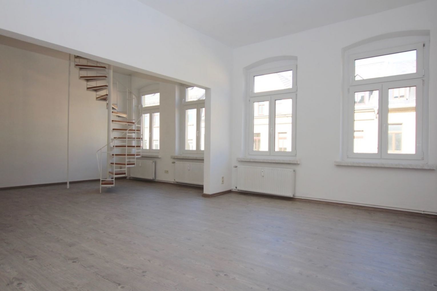 Jetzt mieten • 4-Raum-Maisonette-Wohnung • 2 Bäder • Balkon • neues Laminat • in Chemnitz