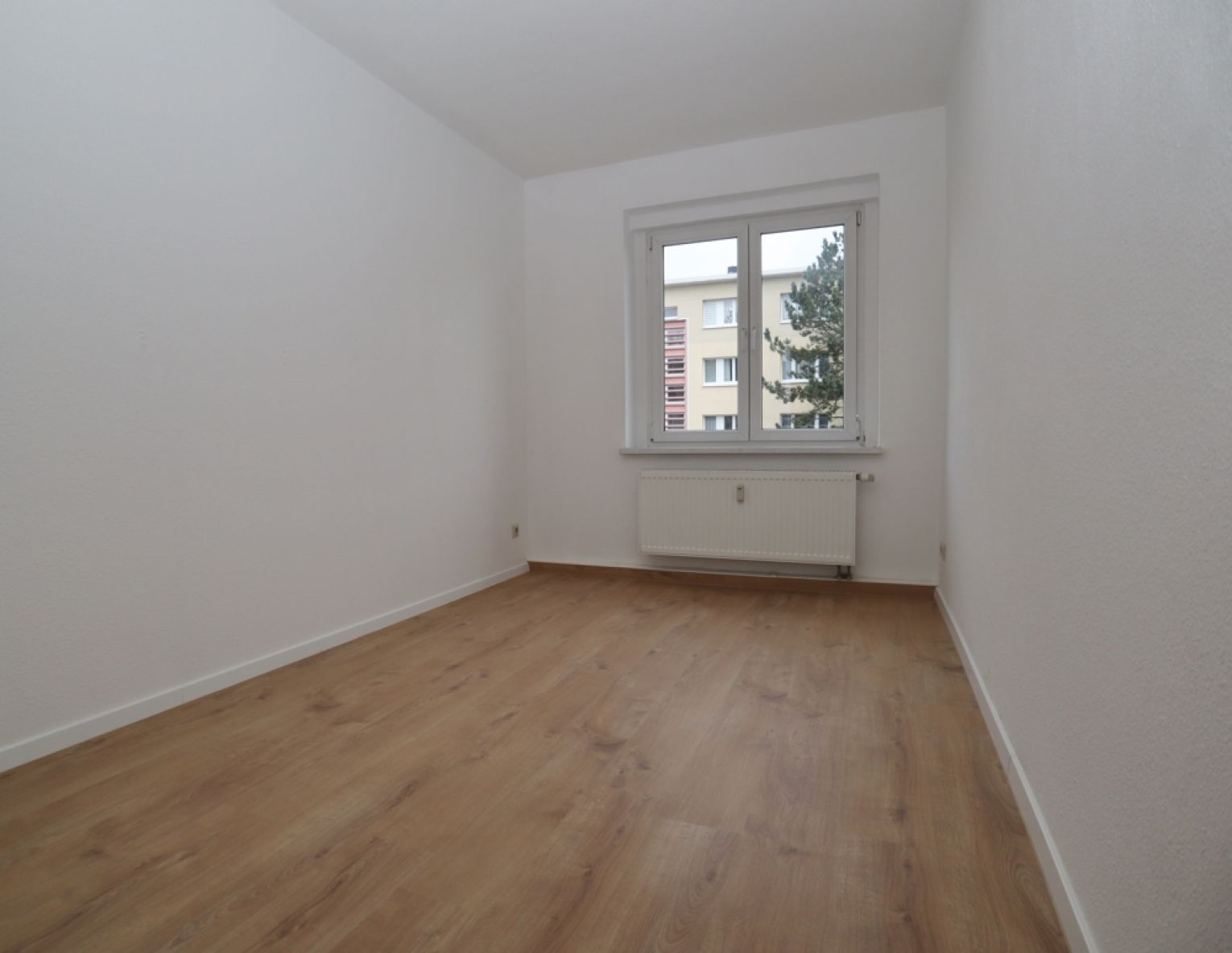 4-Raum Wohnung • in Chemnitz • zur Miete • Balkon • Tageslichtbad • Stellplatz • anrufen !