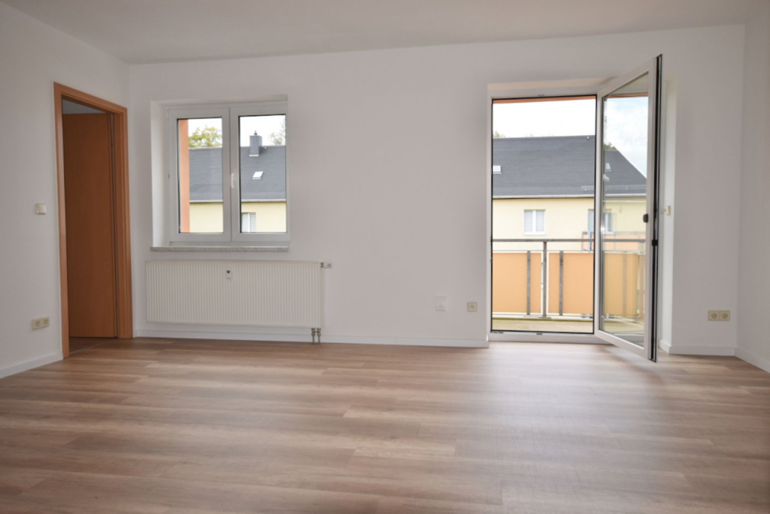 4-Raum Wohnung • Heimgarten • Hochparterre • Bad mit Wanne und  Fenster • Balkon • schnell zugreifen