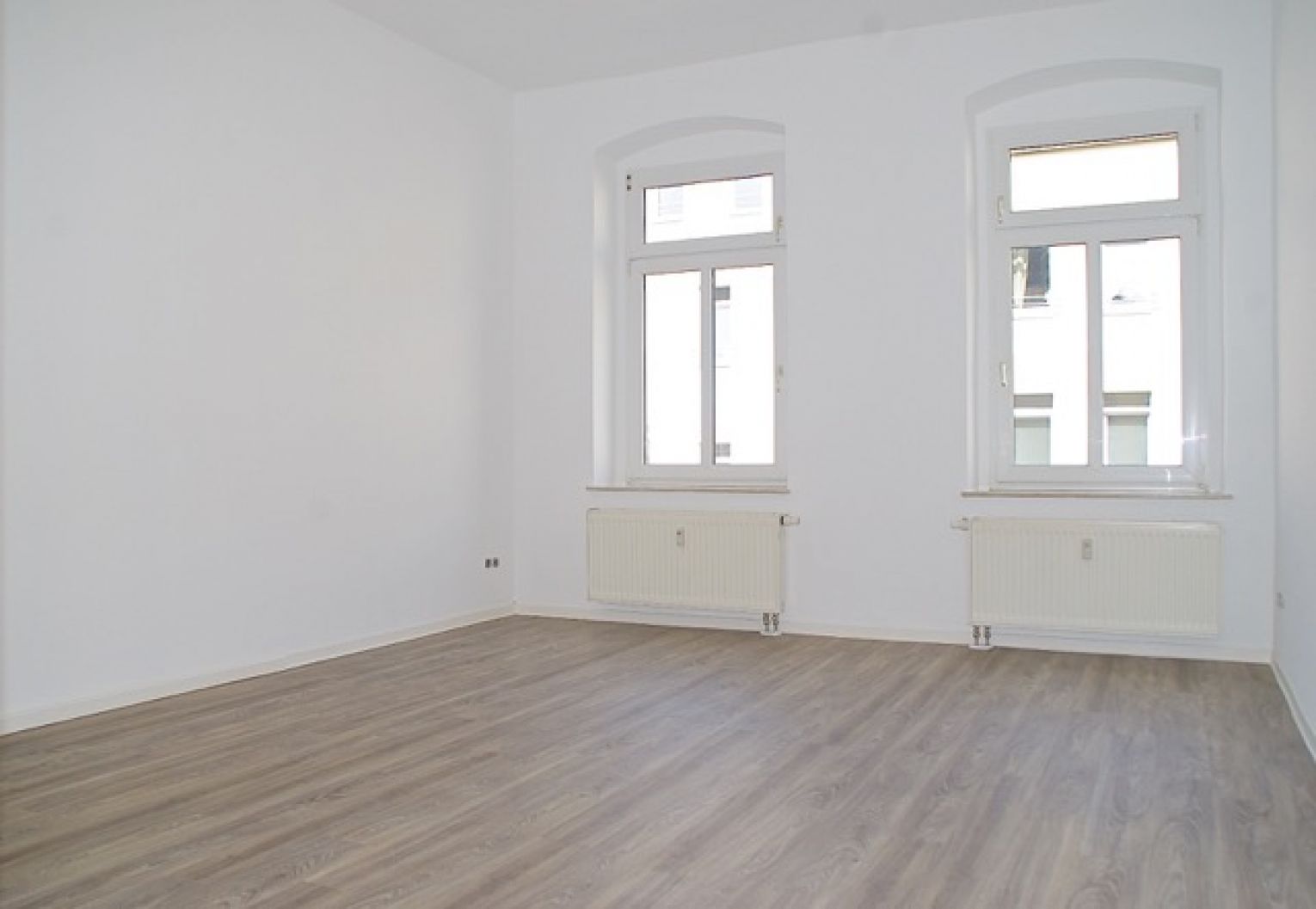 5-Raum Wohnung • 2 Bäder • Wanne + Dusche • Maisonette • 2 Balkone • Laminat • nicht lang warten!