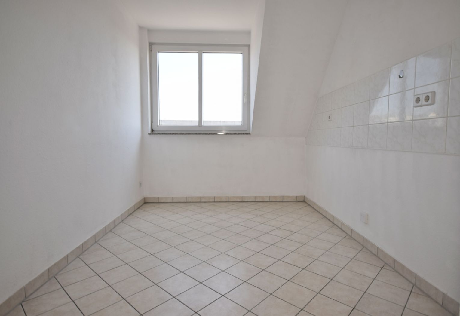 2-Raum Wohnung • Balkon •  Bad mit Wanne • modernes neues Laminat • Lift • Sonnenberg • jetzt mieten