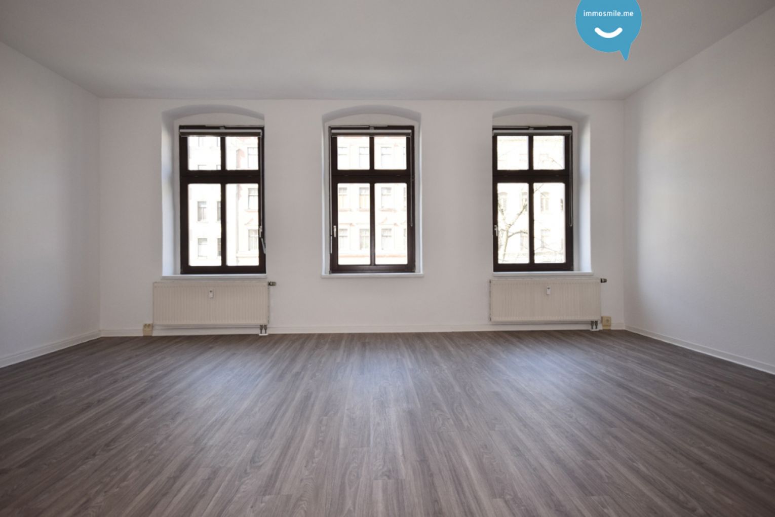 2-Raum • modernes Laminat • Bad mit Wanne • Haus mit Aufzug • Stellplatz • Küche ohne Fenster