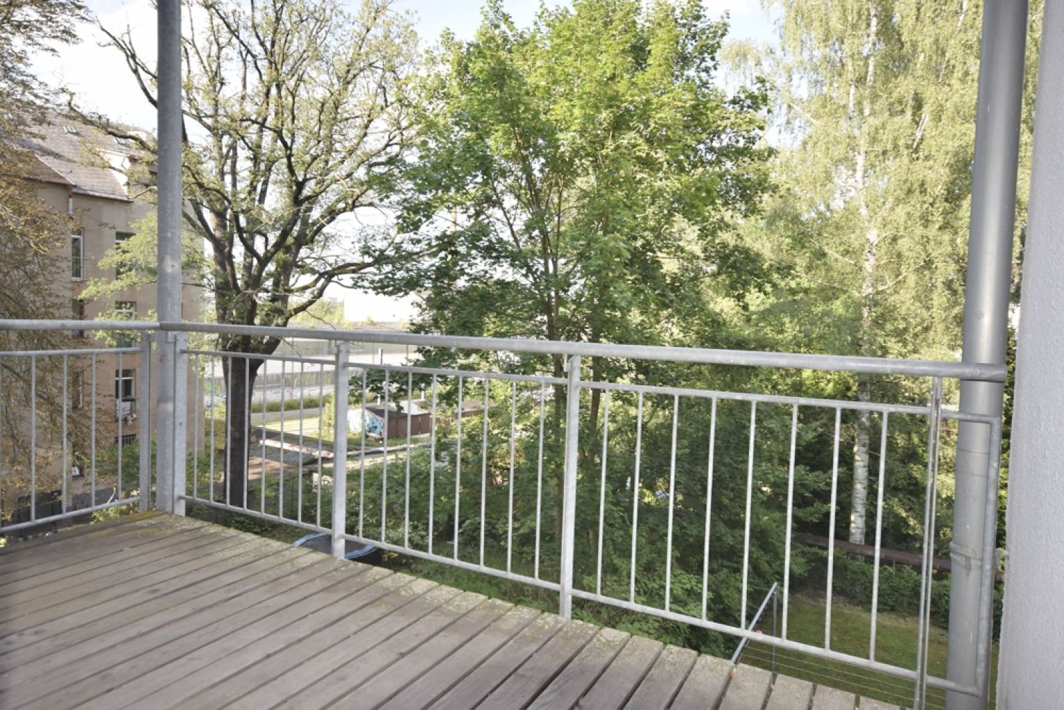 moderner Designbelag in Beton-Optik! • 2-Zimmer • Balkon • Bad mit Wanne • Gartenmitbenutzung