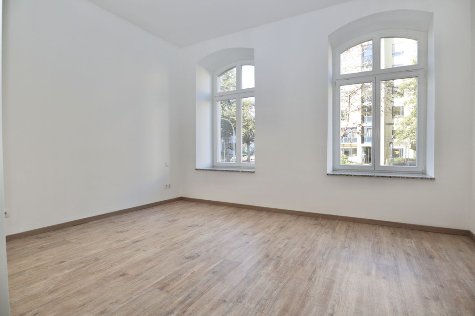 4 Zimmer • Fussbodenheizung • Laminat • 2 Tageslichtbäder • Wohnküche • Balkon • Stellplatz