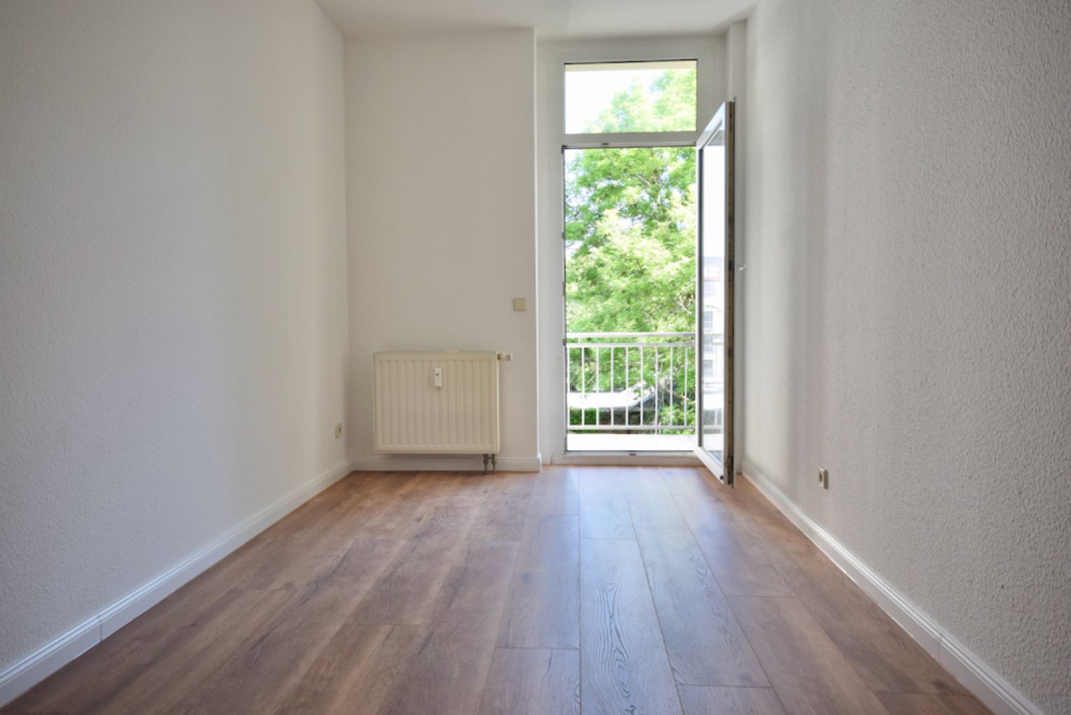 3-Zimmer • zur Miete • in Chemnitz • Balkon • ruhige Lage • Einbauküche • modernes Laminat • Termin