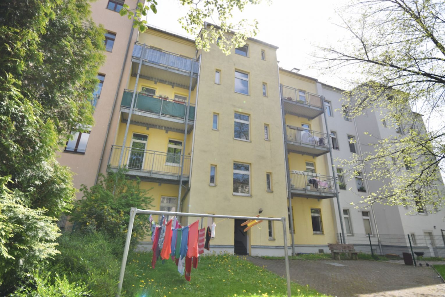 Einbauküche • Balkon • 2 Zimmer • Tageslichtbad mit Wanne • Laminat • WG tauglich • gleich anschauen