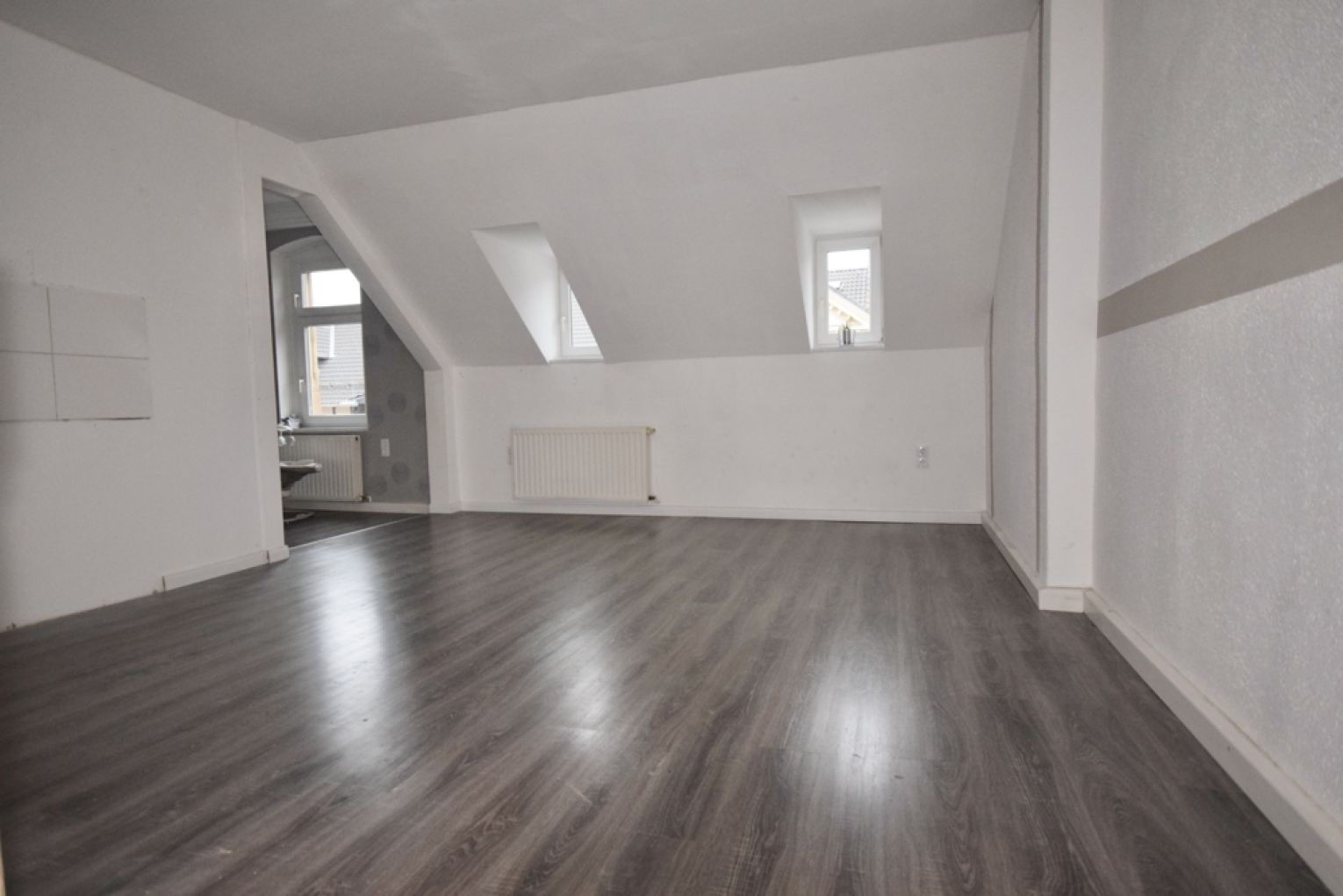 3,5 Zimmer • Sonnenbalkon • Tageslichtbad mit Wanne • Dusche optional • Maisonette • Fahrradraum !!