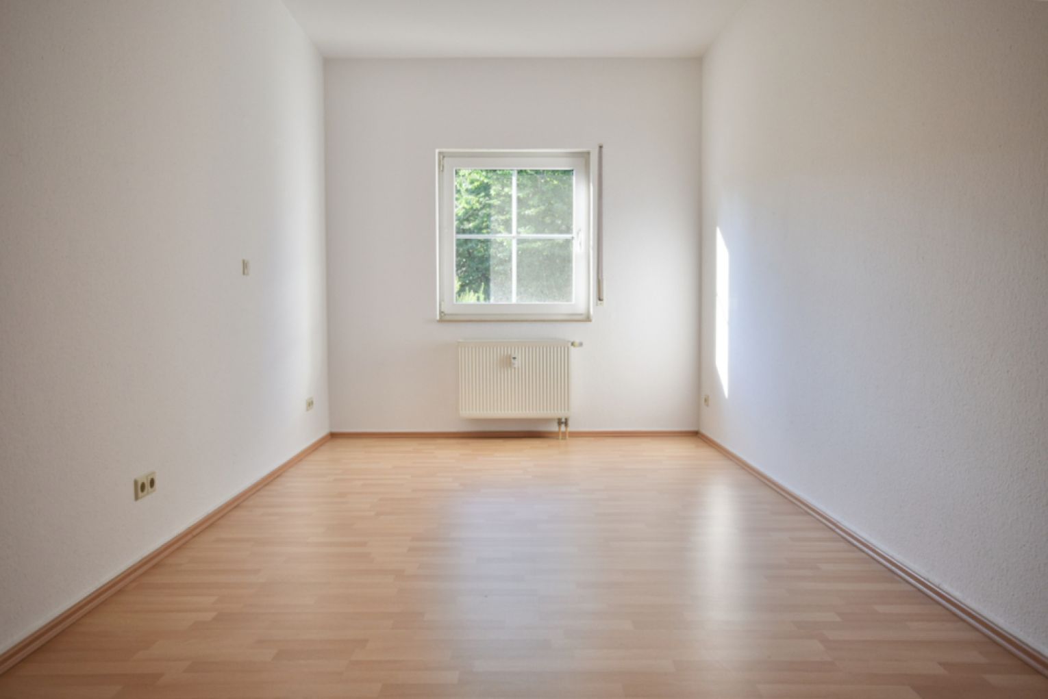 Balkon • 2-Zimmer in Ebersdorf • Tageslichtbad • Stellplatz • ruhige Lage • Laminat • Termin machen?