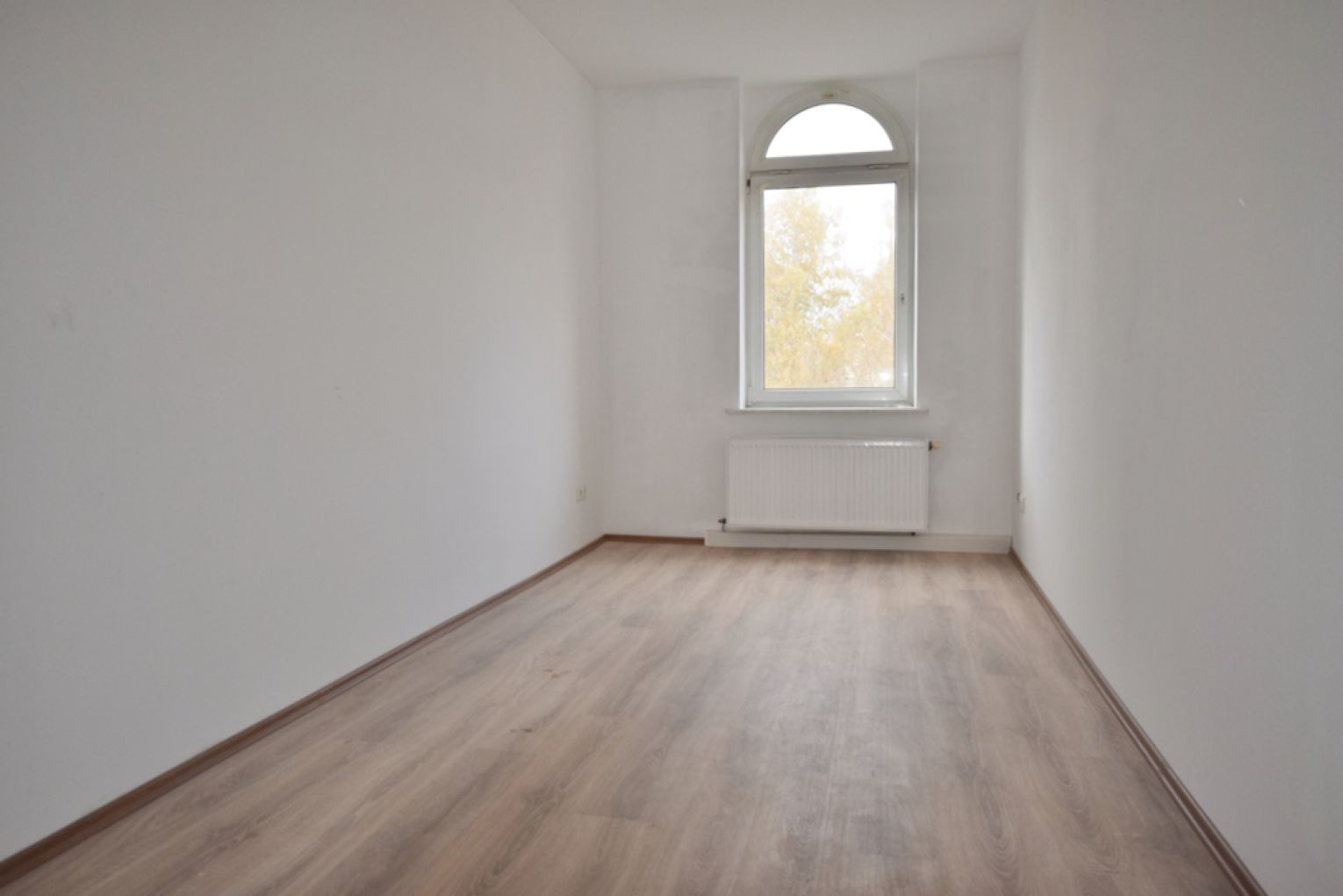 4 Zimmer • Bad mit Fenster, Dusche und Wanne • Balkon • Laminat • zentrumsnah • Bald fertig!