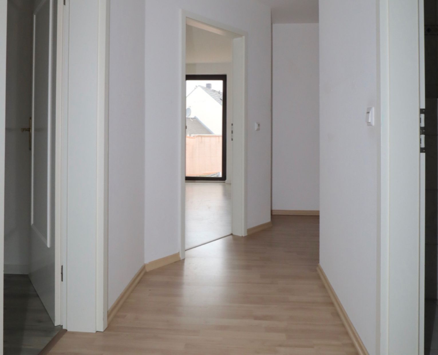 Dachgeschoßwohnung • 3 Zimmer • Balkon • Einbauküche optional • Bad mit Wanne • Laminat • Termin !?