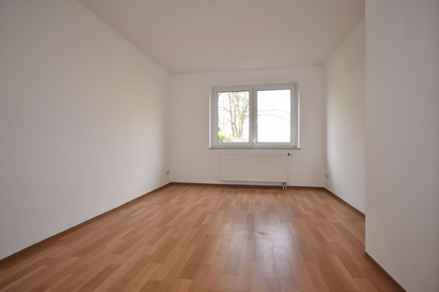 3 Zimmer • verglaster Balkon • Hochparterre • Tageslichtbad mit Wanne • grüner Hausgarten • TOP !