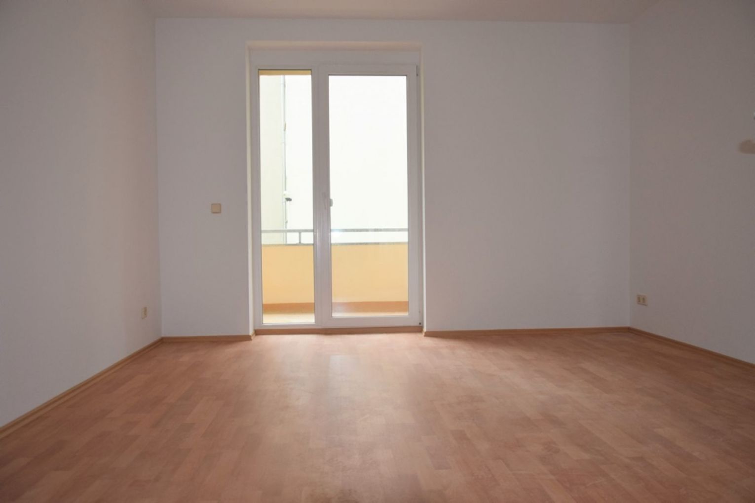 3 Zimmer • Laminat • Hochparterre • 2 Bäder • Balkon • Fussbodenheizung • energetisch saniert • TOP