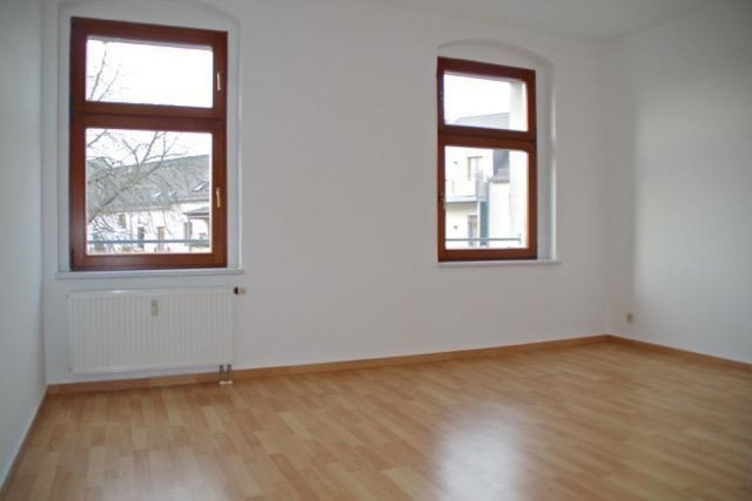 Große Einbauküche • Balkon • zentrale Lage • Grillplatz • modernes Laminat • Wanne • 2 Zimmer • TOP