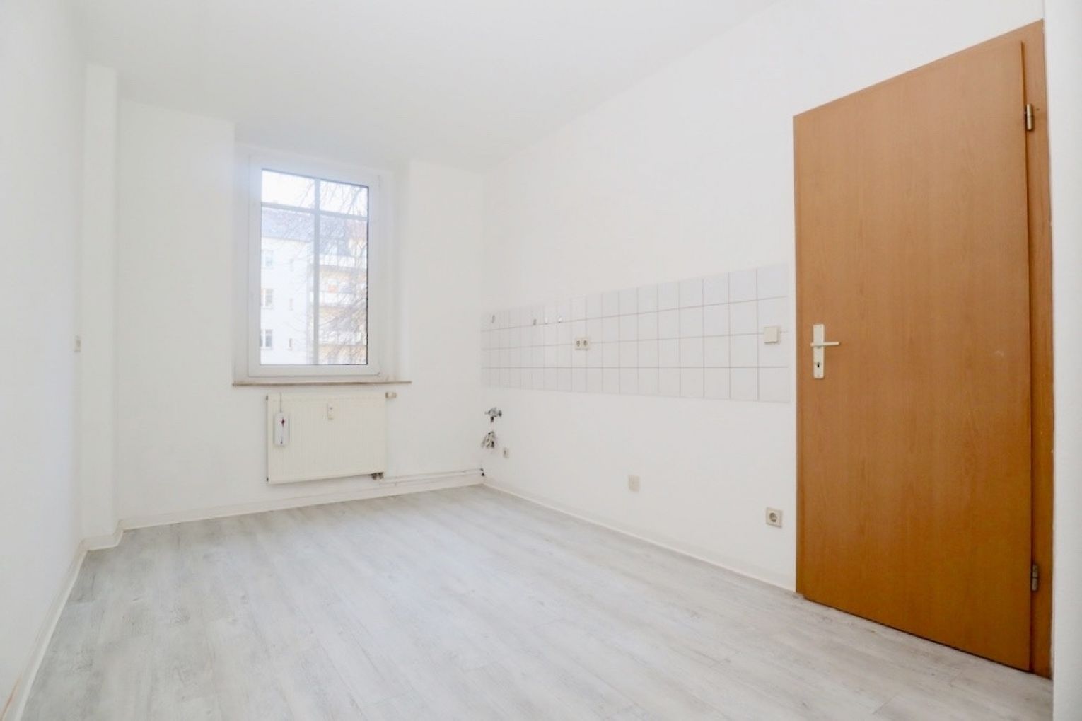 Jetzt anrufen • 2 Zimmer • optional mit Einbauküche • Tageslichtbad mit Wanne • 2 Kaltmieten sparen