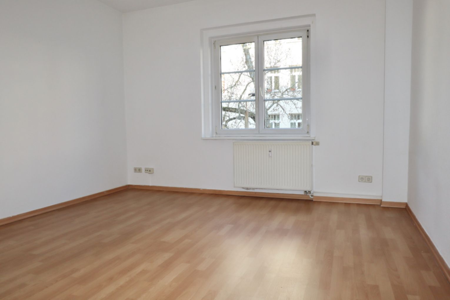 2-Raum • Einbauküche • Laminat • Tageslichtbad • Stellplatz • Kaßberg •  Wanne • Anschauen & Mieten