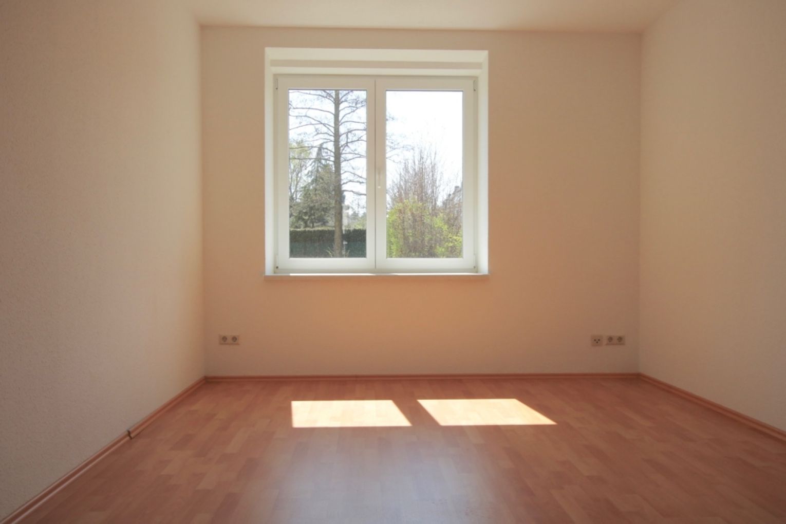 4-Raum • Südbalkon • schickes Laminat • Heimgarten • Stellplatz • Fussbodenheizung • schnell machen!