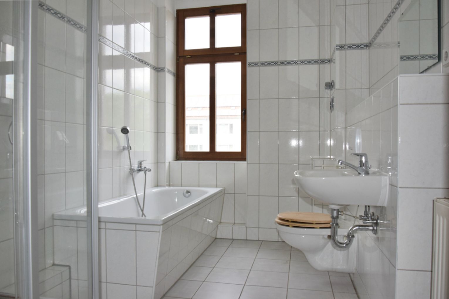 3-Raum • Balkon • offene Küche • Nussbaum-Laminat • Lift • barrierefrei • Wanne & Dusche • Sonnig