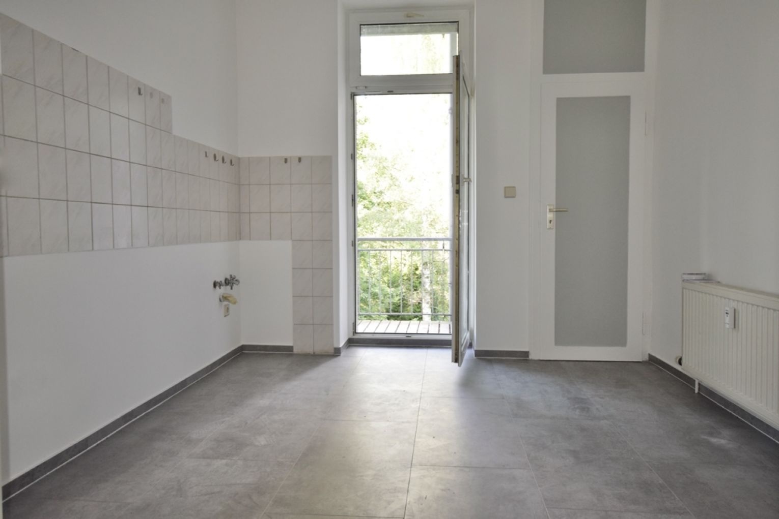 moderner Designbelag in Beton-Optik! • 2-Zimmer • Balkon • Bad mit Wanne • Gartenmitbenutzung