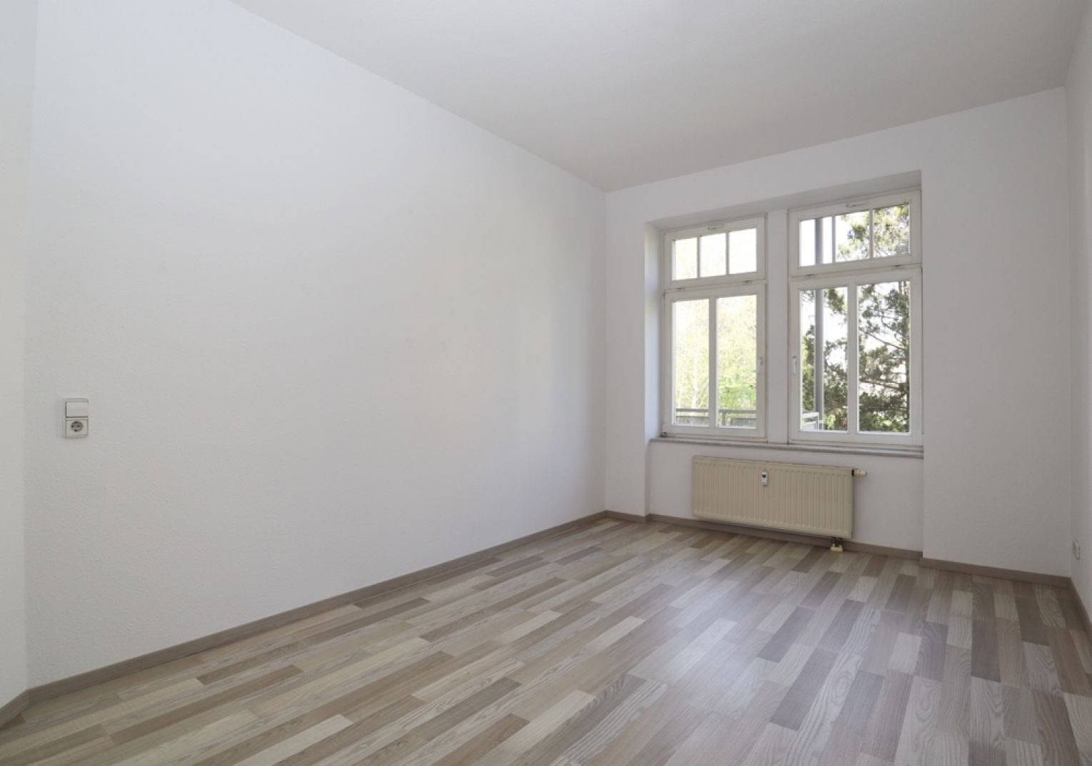 mitten auf dem Schloßberg • 2 Zimmer • neues Laminat • mit Balkon • mit Küche • zur Miete