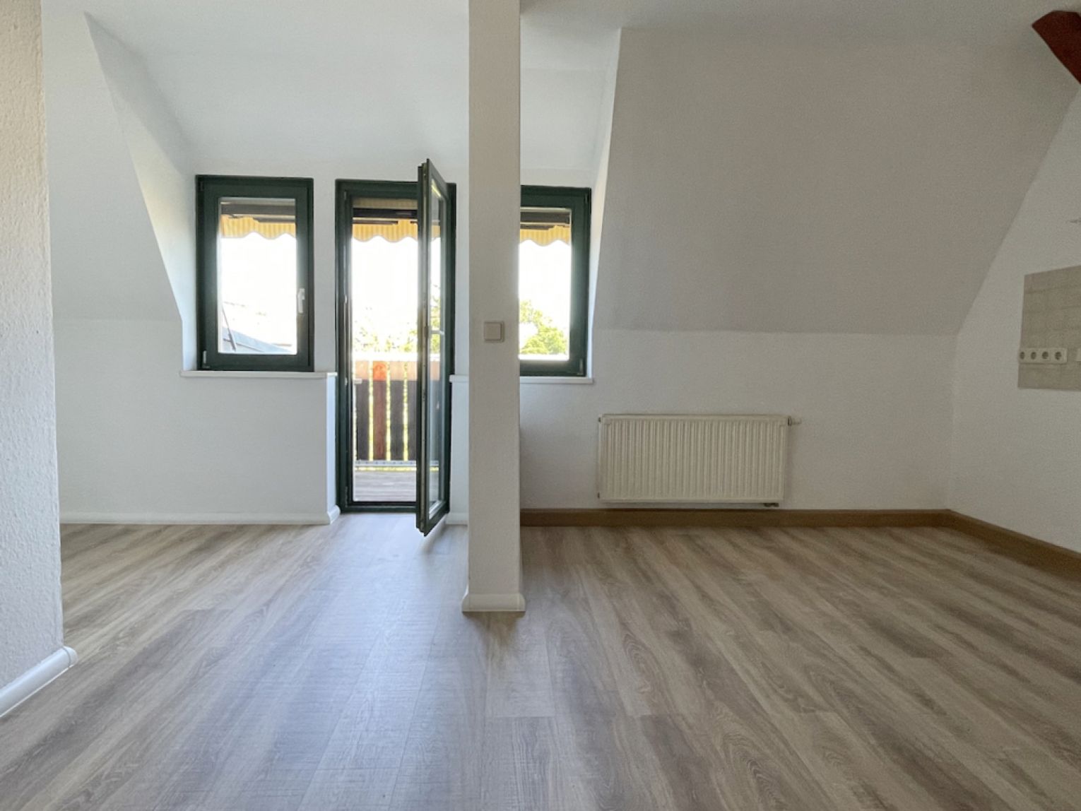 3-Zimmer • Maisonette • Bad mit Wanne • Sonnenbalkon • Fahrstuhl • neues Laminat • Hausgarten