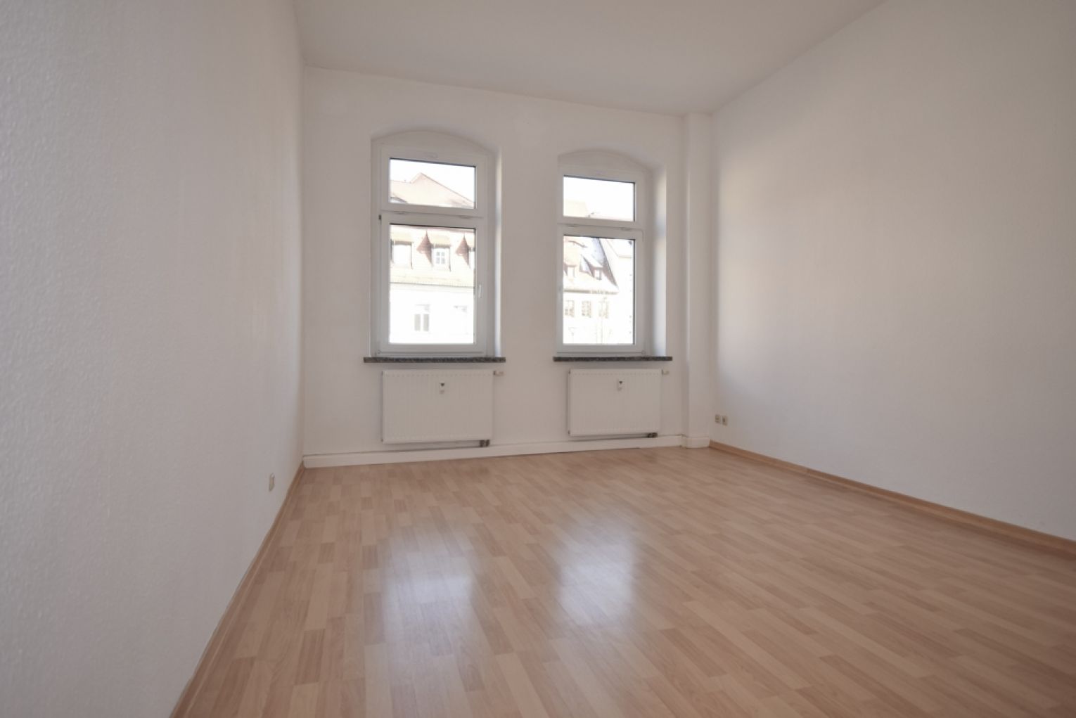 große 2 Zimmer Wohnung • Frankenberg • Haus mit Lift • Bad mit Wanne und Fenster • Wohnküche • Passt