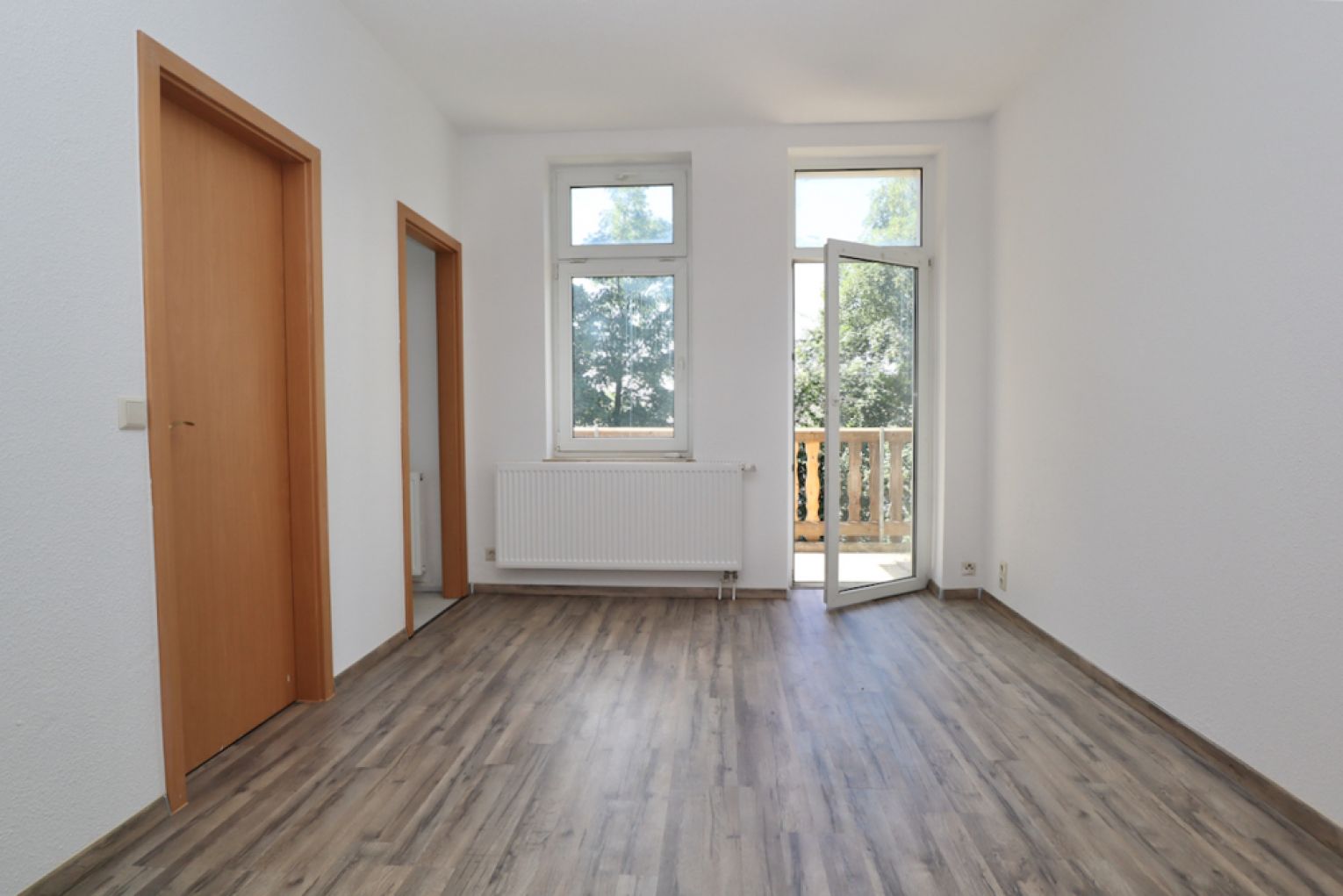 4 Zimmer • Balkon • klein und kompakt geschnitten • Bad mit Fenster und Wanne • Laminat • Termin !?