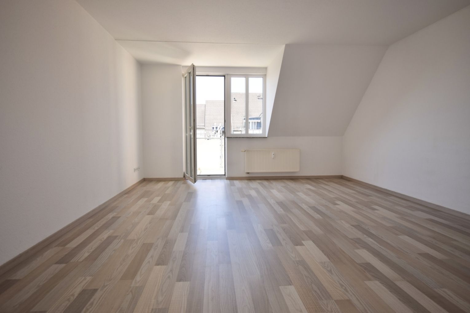 2-Raum Wohnung • Balkon •  Bad mit Wanne • modernes neues Laminat • Lift • Sonnenberg • jetzt mieten