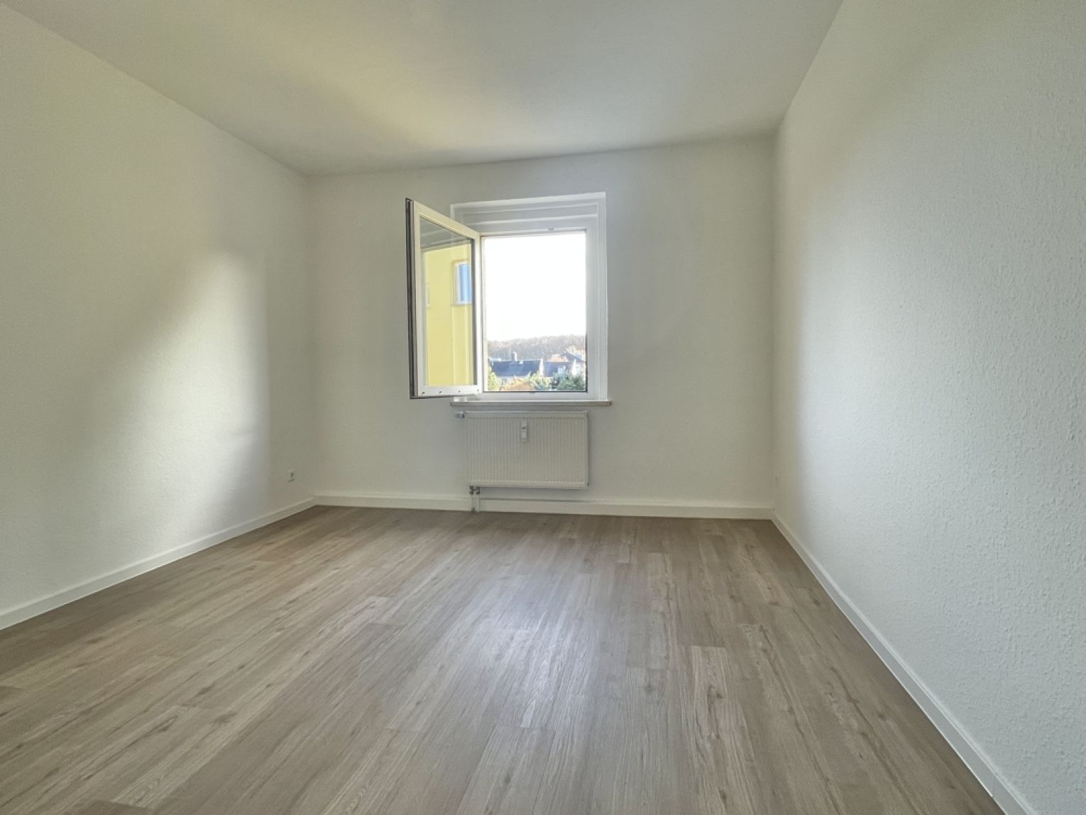 3-Raum • Küchwaldnähe • komplett renoviert • Loggia • Bad mit Dusche • Wohnküche • Top-Zustand !