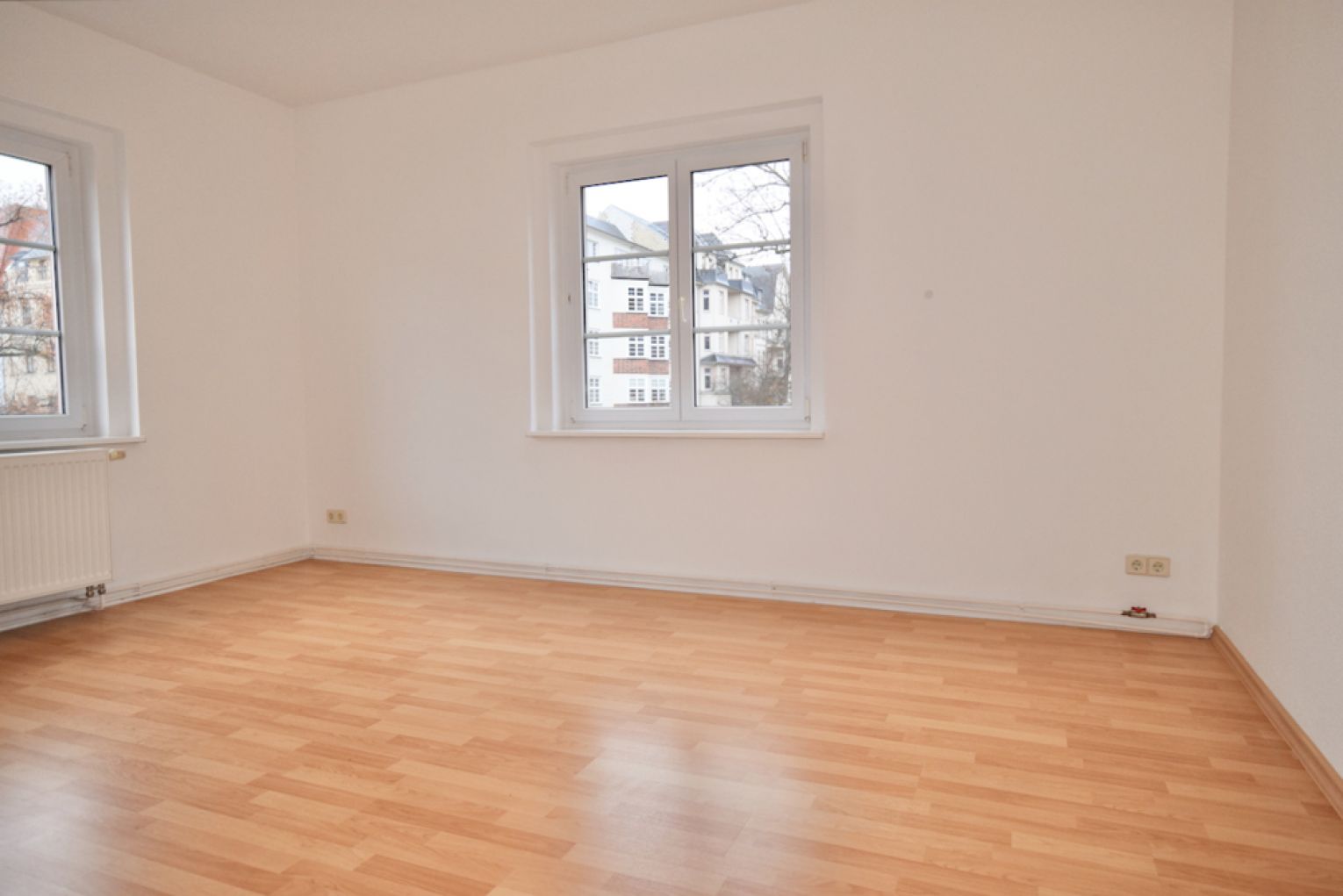 2-Zimmer Wohnung • Einbauküche • Laminat • Tageslichtbad mit Wanne • Stellplatz • Kaßberg • TOP