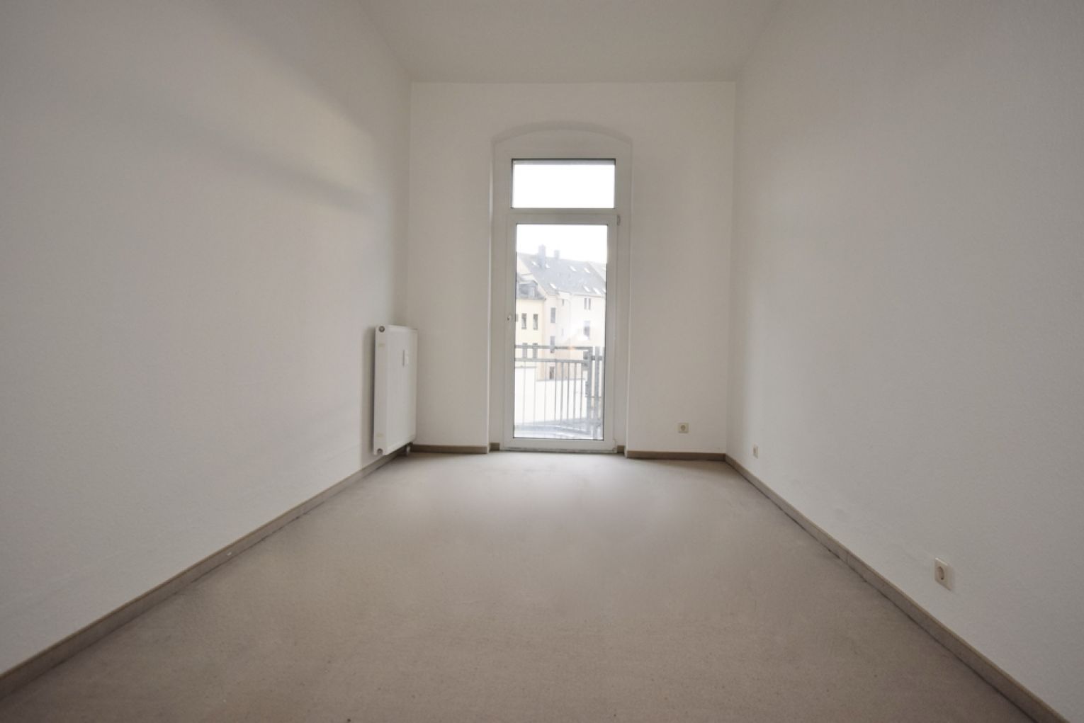 4-Raum-Wohnung • großer Balkon • 2 Bäder mit Wanne • neues Laminat • Zentrum • ruhige Lage