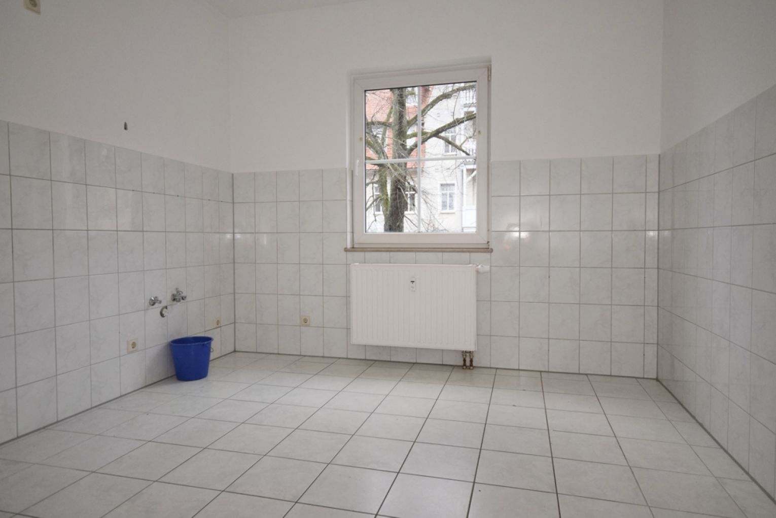 Ebersdorf • 2-Zimmer • Sonnenbalkon • Laminat • Stellplatz • Bad mit Fenster und Wanne