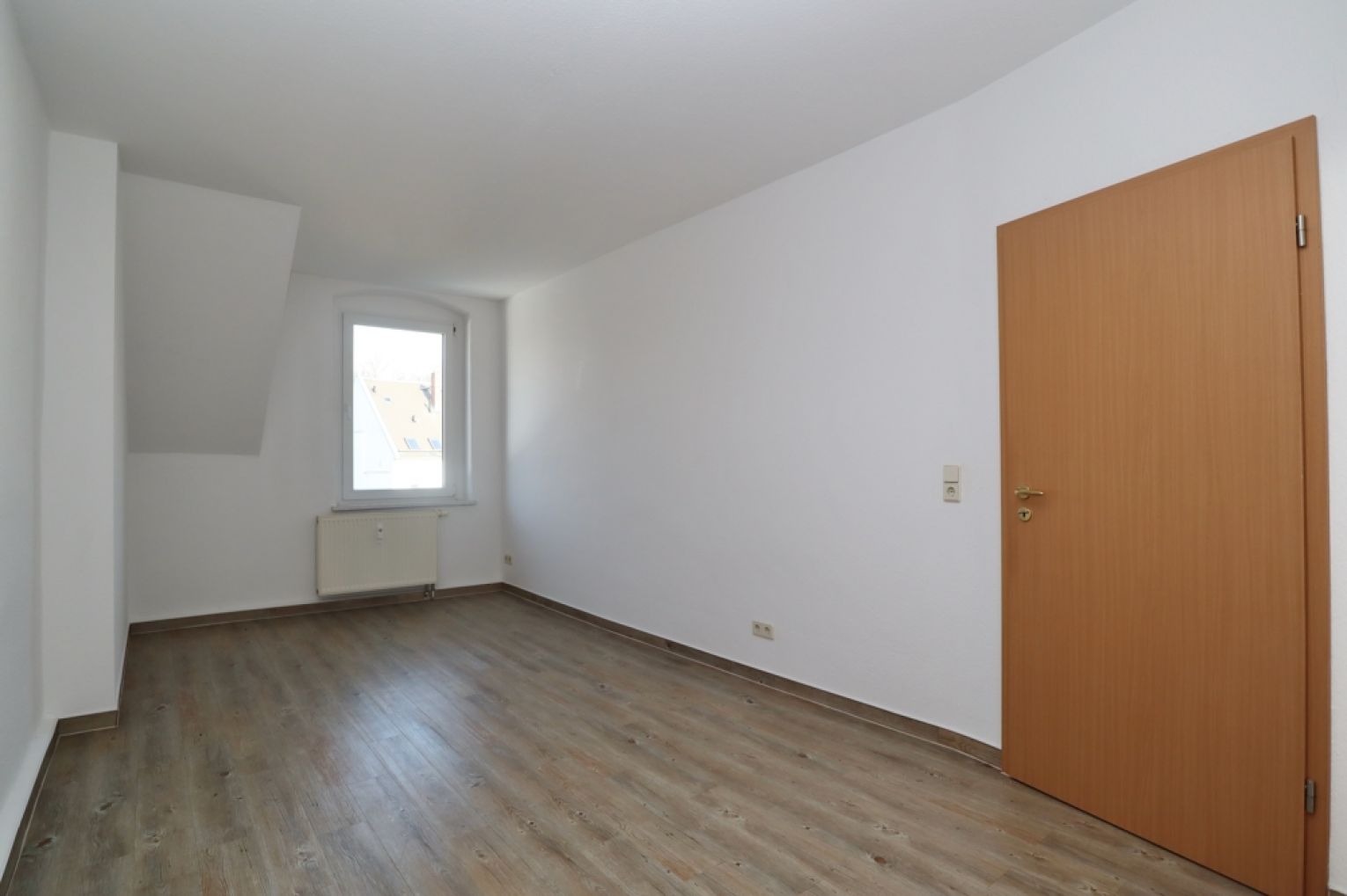 3 Zimmer • Einbauküche • Dachgeschoss • Altchemnitz • 2 moderne Tageslichtbäder • 
jetzt mieten