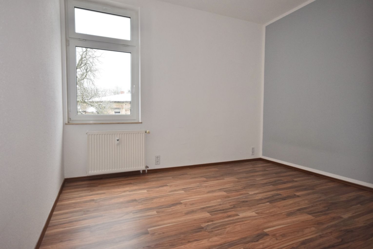 6-Zimmer • Balkon • 2 Bäder mit Wanne • Laminat • Einbauküche • Laminat • nicht warten!