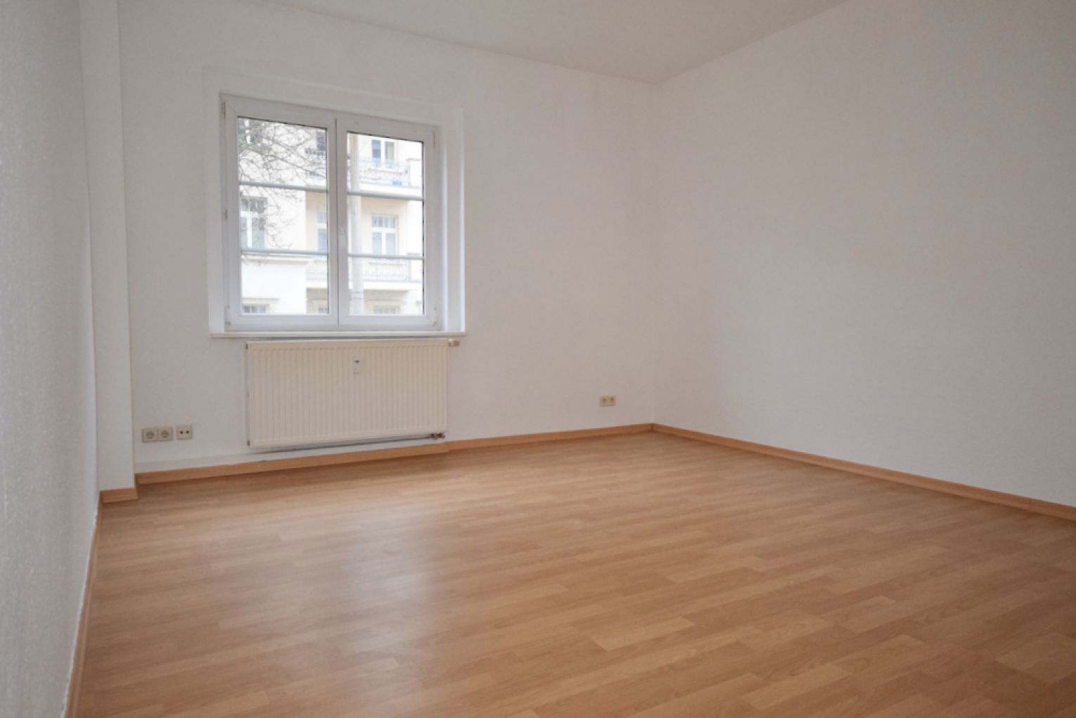 Kaßberg • 2-Zimmer • Laminat • Tageslichtbad mit Wanne • Stellplatz • Anschauen & Mieten