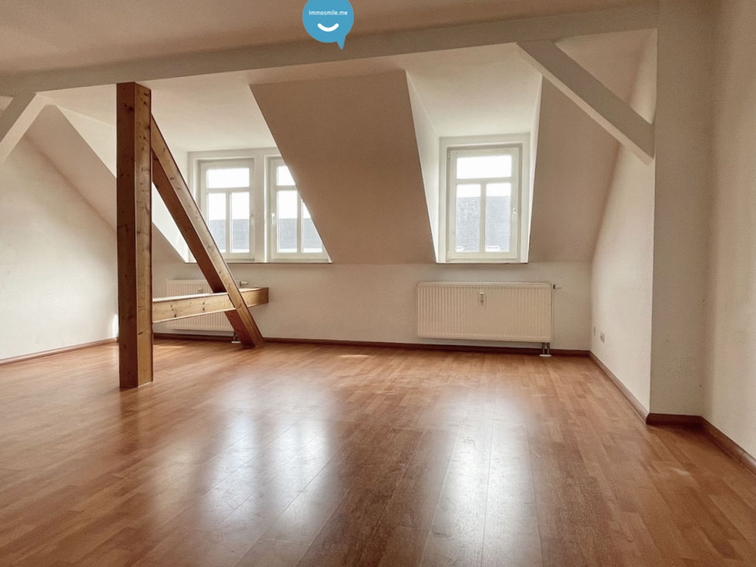 3 Zimmer • Balkon • Einbauküche • Bad mit Fenster und Wanne • Dachgeschoss • Laminat • mit Balken