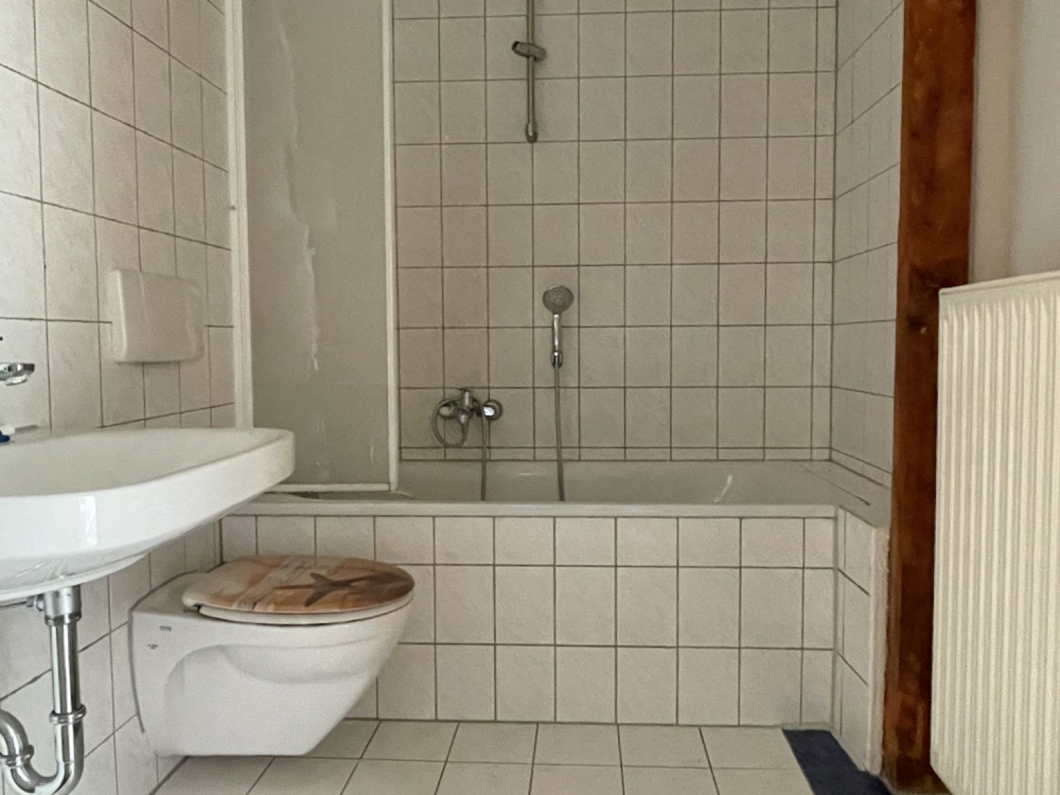 3-Zimmer • Maisonette • Bad mit Wanne • Sonnenbalkon • Fahrstuhl • neues Laminat • Hausgarten