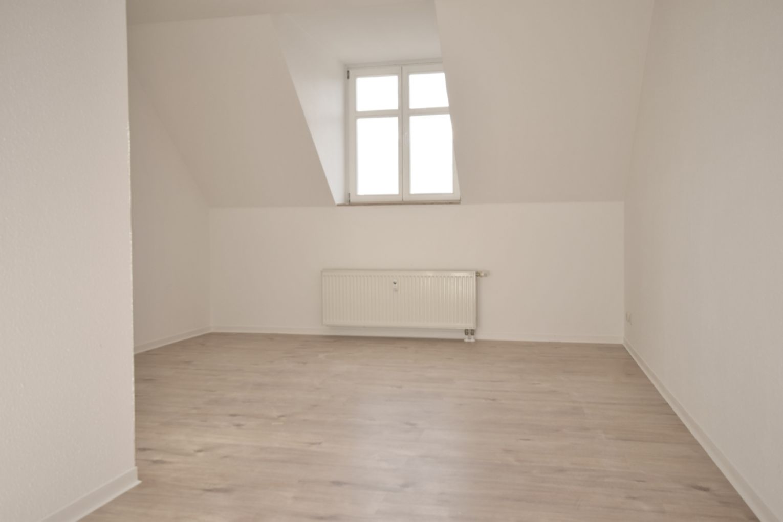 3 Zimmer • UNI-Nähe • 2 Bäder • Maisonette • neues Laminat und frisch gestrichen • bezugsfertig!