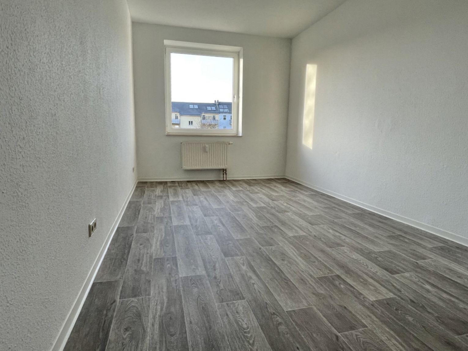 60 qm • Laminat • 2-Zimmer • Essküche • Sonnenbalkon • Lift • Wanne • gleich anschauen • Chemnitz