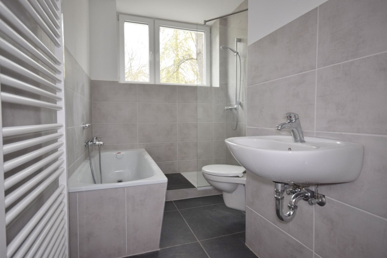 NEU! 3 Zimmer • Bad mit Fenster, Dusche und Wanne • Balkon • Laminat • zentrumsnah • Jetzt fertig!