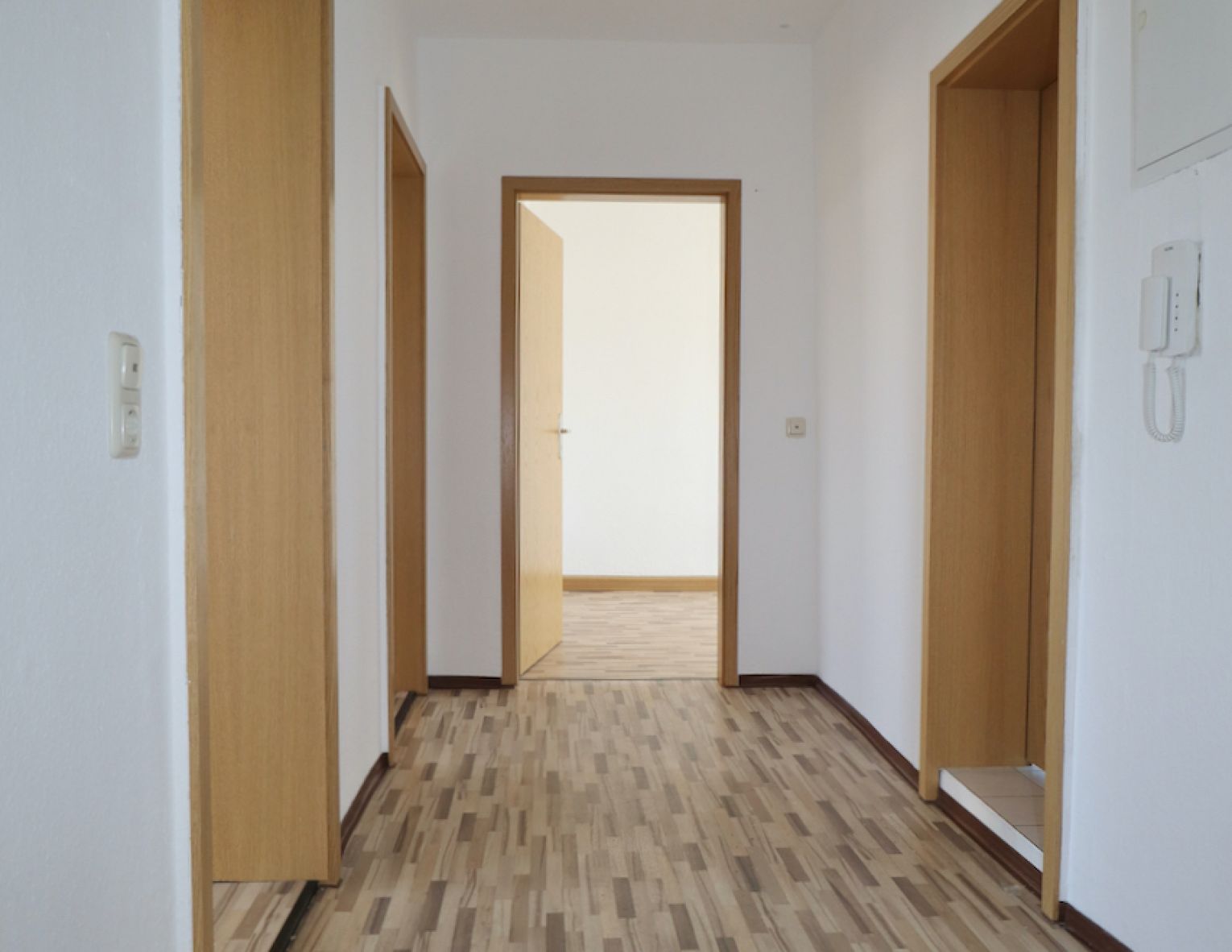 modernes Laminat • große 2 Zimmer • großes Tageslichtbad mit Wanne+Dusche • schönes Gartengrundstück