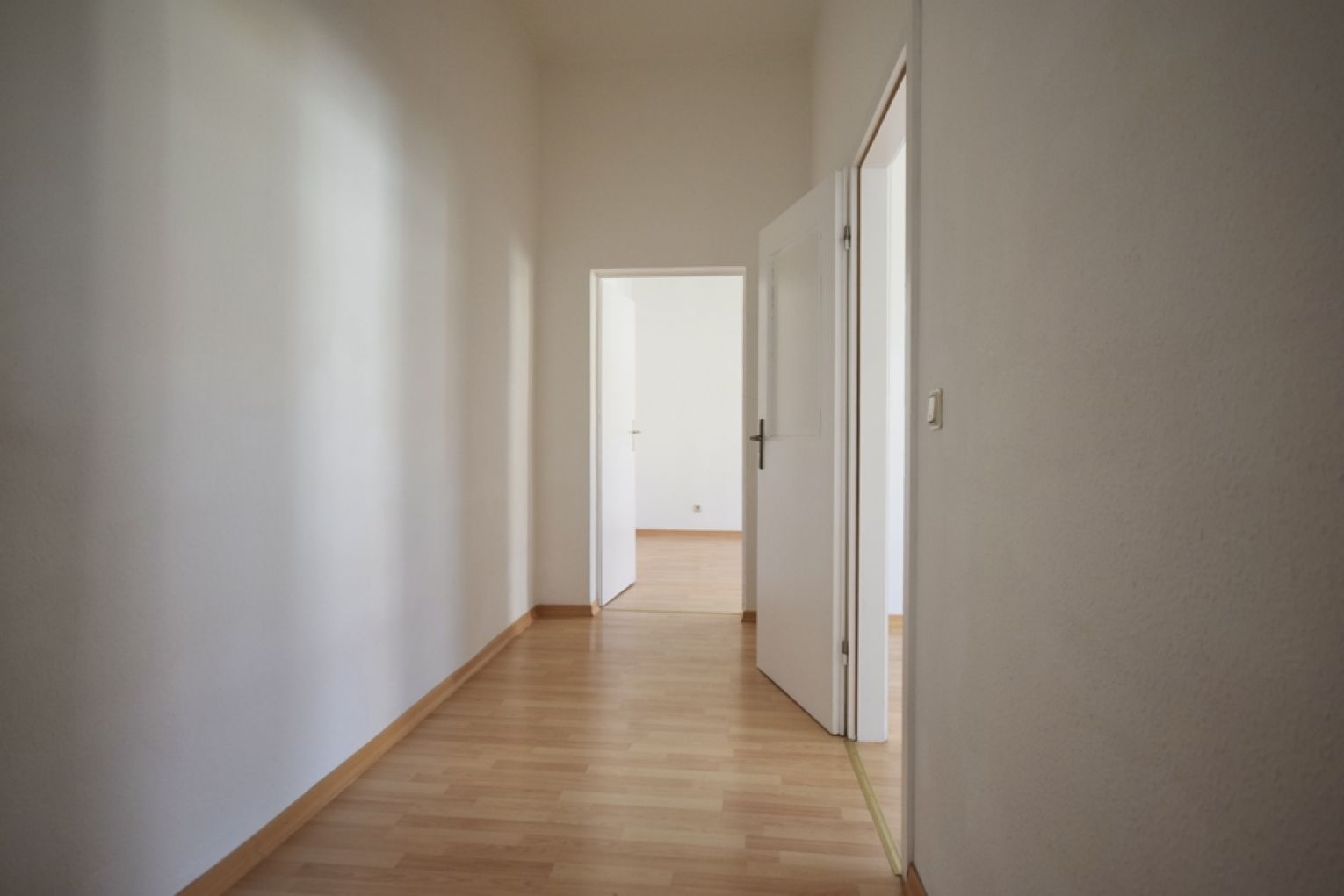 große 2 Zimmer Wohnung • Frankenberg • Haus mit Lift • Bad mit Wanne und Fenster • Wohnküche • Passt