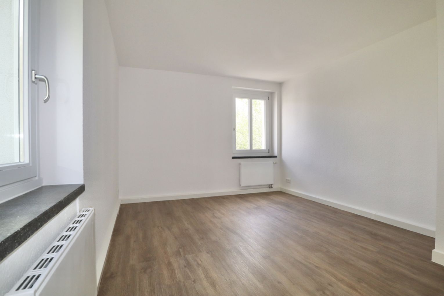 2-Zimmer • Mietwohnung • Einbauküche • Balkon • Lutherviertel • in Chemnitz • Tageslichtbad • ruf an